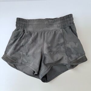 Lululemon Hotty Hot Shorts 2.5" High Rise Size 2 Grey Diamond Dye Pitch Grey